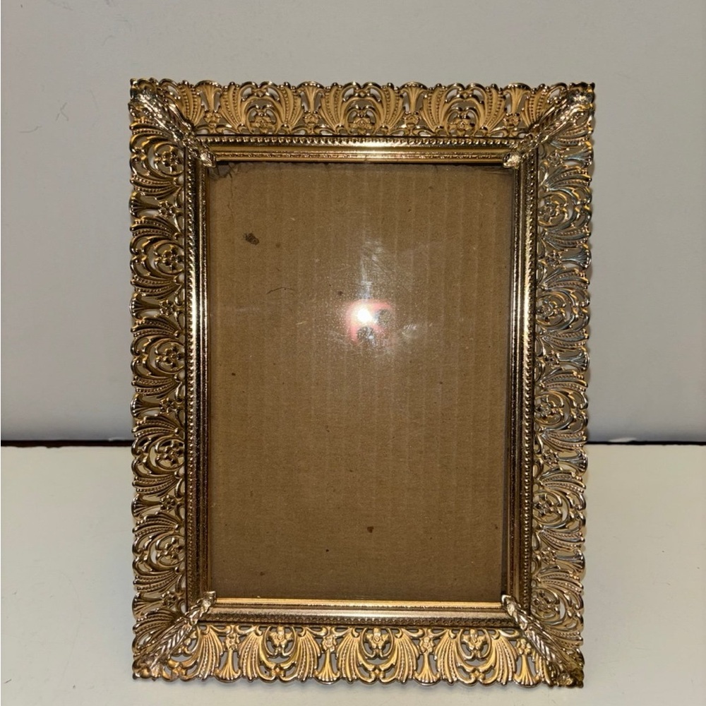 Vintage gold tone picture frame 7x5